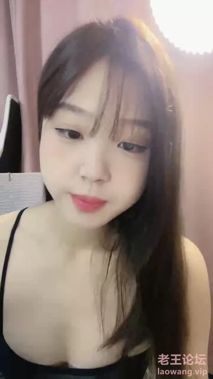 ❤❤笑起来超甜，纯欲系美少女，性感吊带包臀裙，诱人热舞，多毛嫩穴，道具猛捅流白浆.jpg