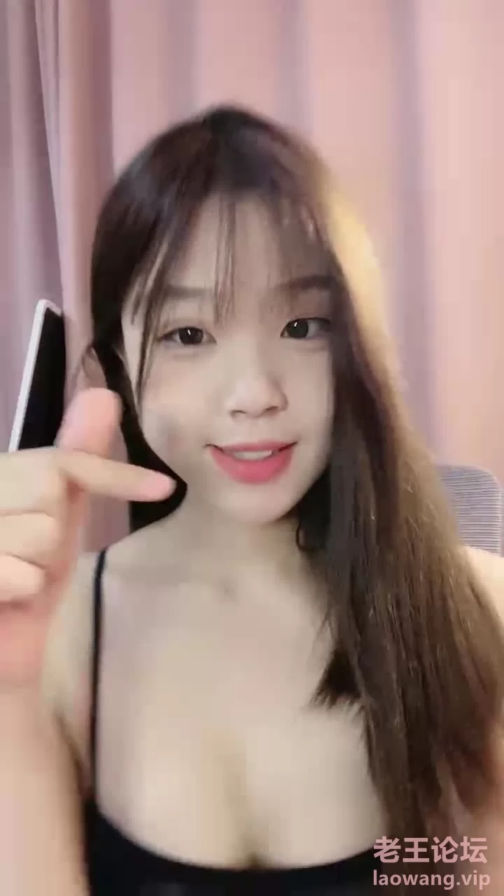 ❤❤笑起来超甜，纯欲系美少女，性感吊带包臀裙，诱人热舞，多毛嫩穴，道具猛捅流白浆.jpg